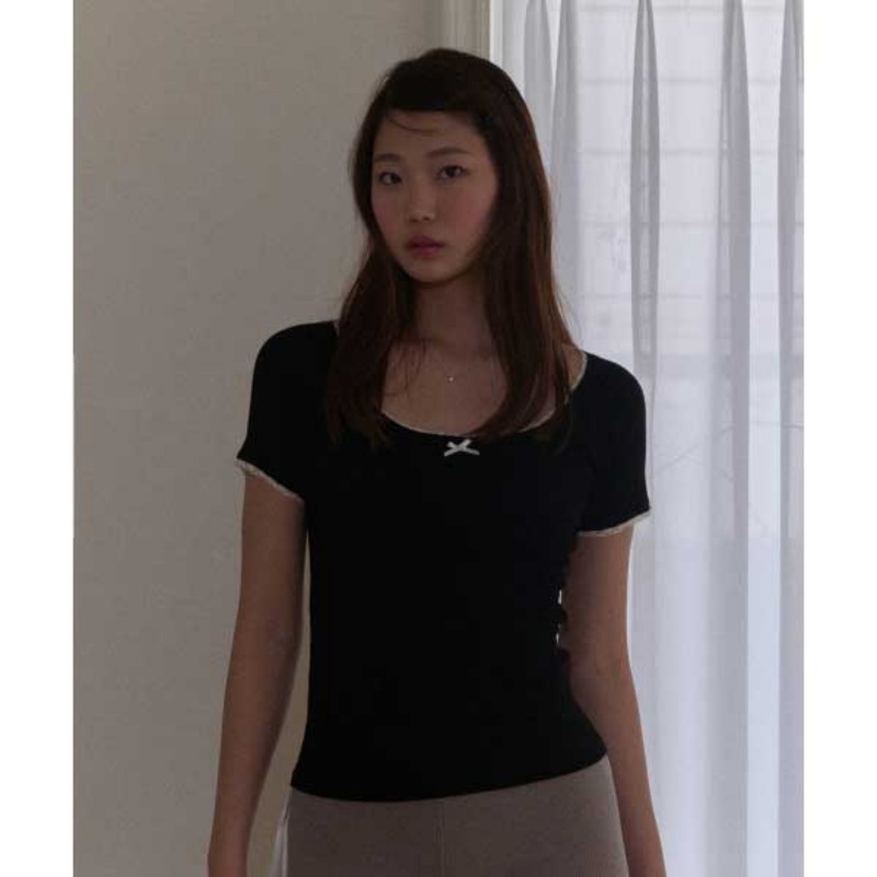 Place Studio) Lace Ribbon Round Side Shirring Short-Sleeved T-Shirt (BLACK)