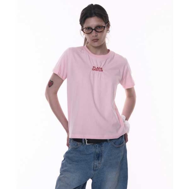 Place Studio) Shirring Place Studio Embroidery Round Short Sleeve T-shirt (PINK)