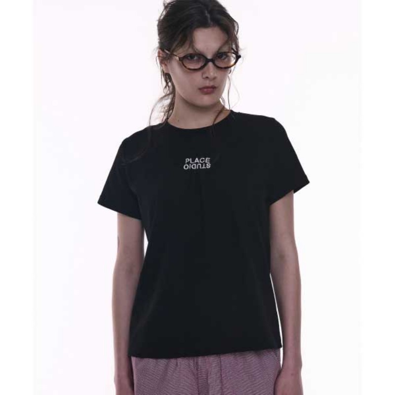 Place Studio) Shirring Place Studio Embroidery Round Short-Sleeved T-shirt (BLACK)